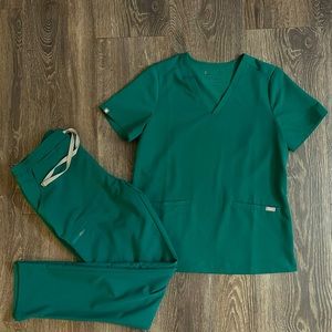 Size M hunter green scrub set